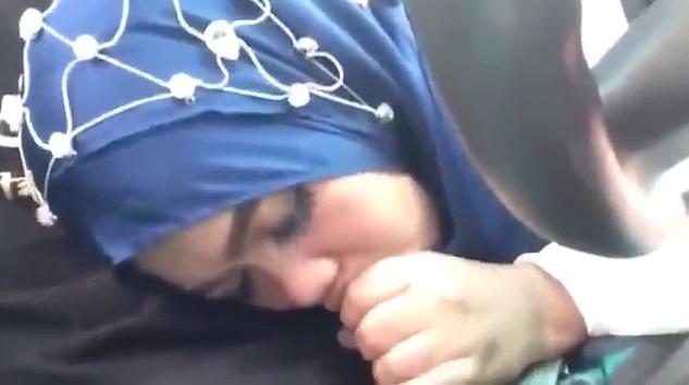 Jilbab Endut Sepongin Pacar Dalam Mobil